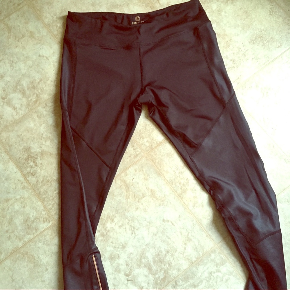 NWOT Free2B leggings black with rose gold zippers